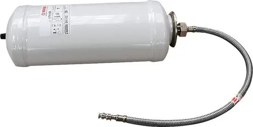 Weißes Trinkwasserausdehnungsgefäß mit flexibler Zuleitung und Anschluss. Wird häufig in Wasserinstallationen verwendet, beispielsweise von der Marke Bosch.